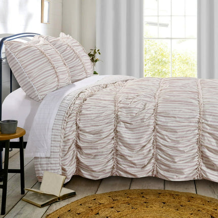 Farmhouse Chic Quilt Set by Greenland Home Fashions